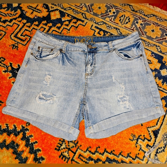 High-waisted Light Wash Denim Shorts - Picture 1 of 4
